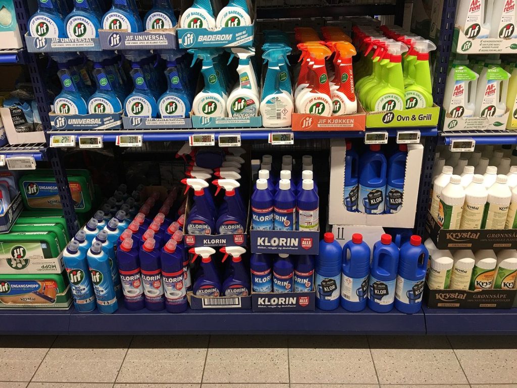 Decision Fatigue: Why Too Many Choices Drain the Brain A shopper facing long supermarket shelves of products